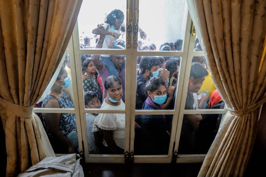 Pessoas invadem o palácio do presidente em Colombo, Sri Lanka, devido `a grande instabilidade política existente no país, o presidente e o primeiro-ministro renunciaram, em 10/07/2022.