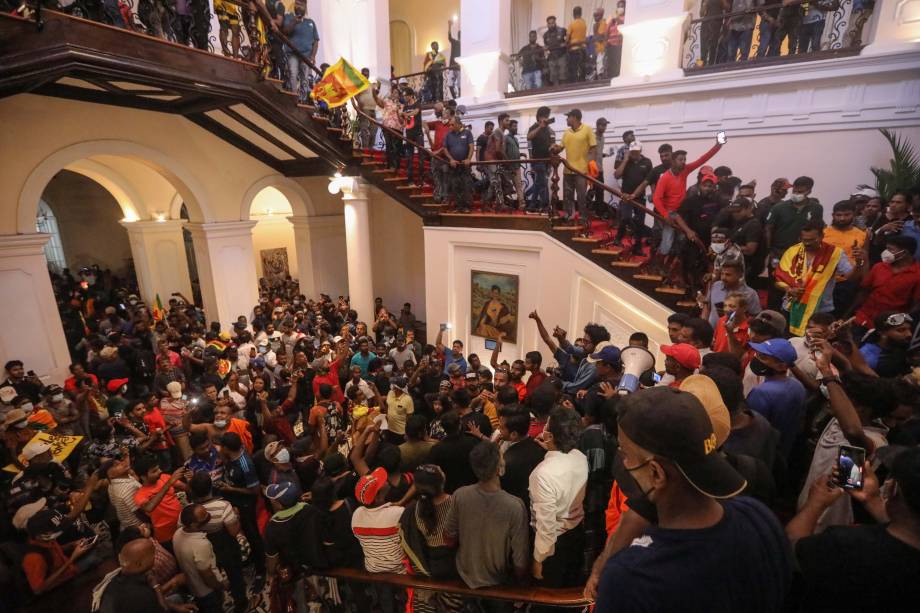 Centenas de pessoas invadem o palácio do presidente em Colombo, Sri Lanka, devido `a grande instabilidade política existente no país, o presidente e o primeiro-ministro renunciaram, em 10/07/2022.