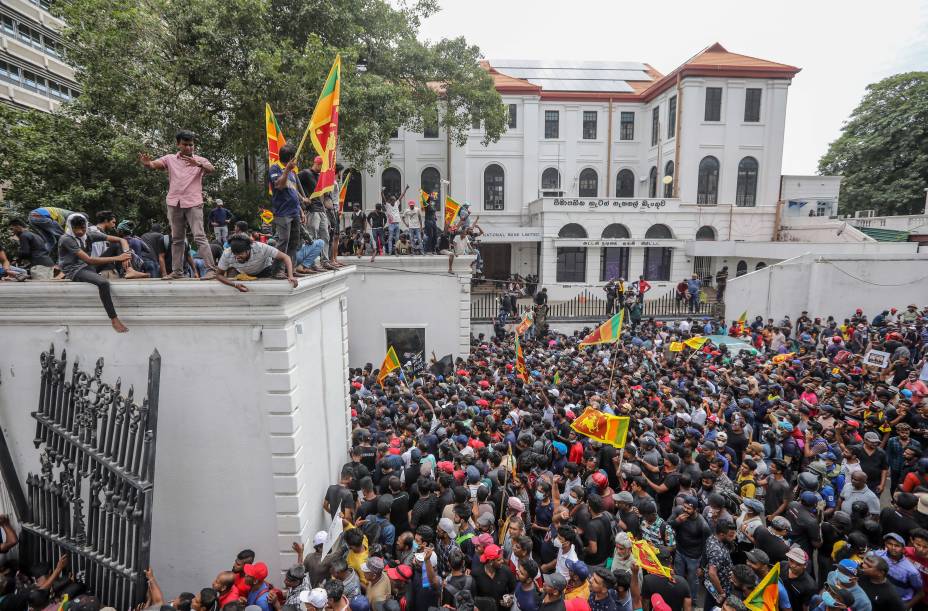 Centenas de pessoas invadem o palácio do presidente em Colombo, Sri Lanka, devido `a grande instabilidade política existente no país, o presidente e o primeiro-ministro renunciaram, em 10/07/2022.