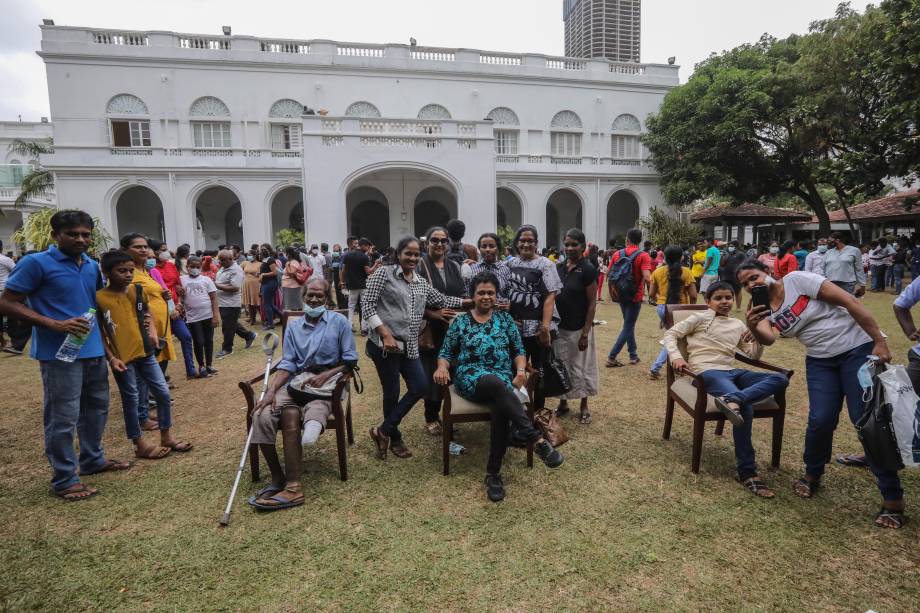 Centenas de pessoas invadem o palácio do presidente em Colombo, Sri Lanka, devido `a grande instabilidade política existente no país, o presidente e o primeiro-ministro renunciaram, em 10/07/2022.