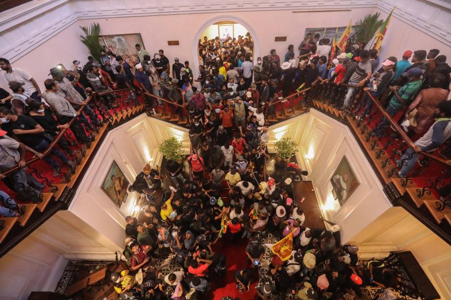 Centenas de pessoas invadem o palácio do presidente em Colombo, Sri Lanka, devido `a grande instabilidade política existente no país, o presidente e o primeiro-ministro renunciaram, em 10/07/2022.