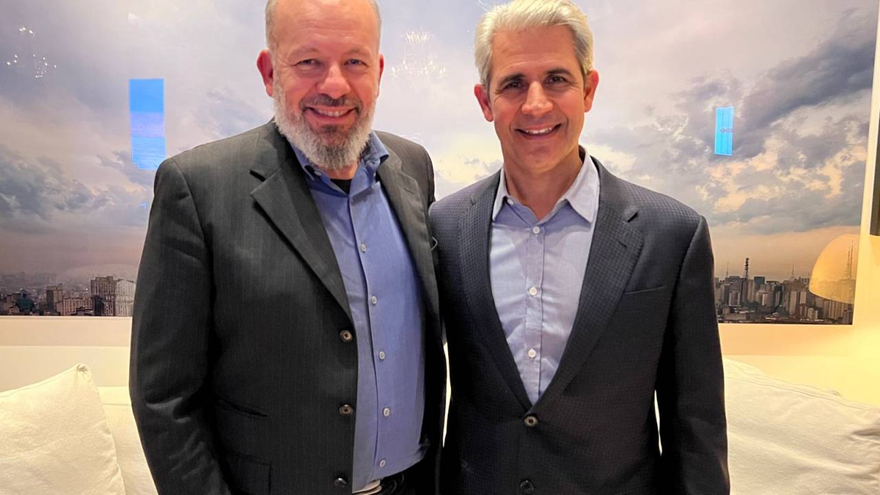 O pré-candidato à Presidência do Novo, Felipe d’Avila (direita), posa para foto ao lado do coordenador de seu programa de governo, o professor Leandro Piquet Carneiro