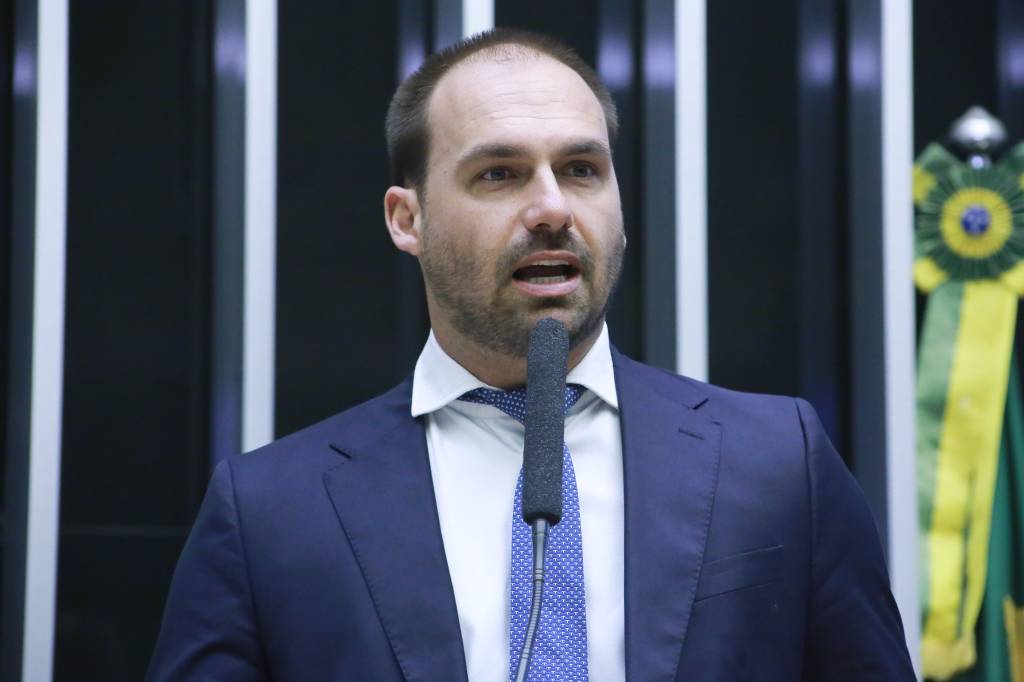 O incômodo de Eduardo Bolsonaro com o racha na direita
