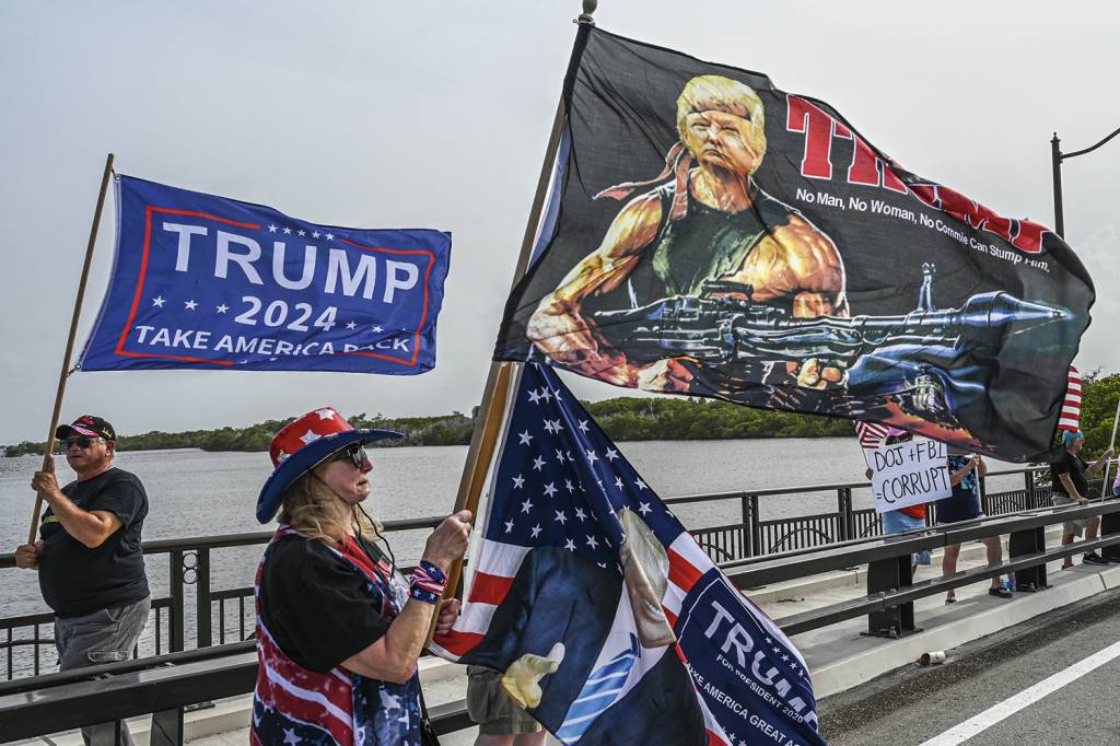 000_32GA6ZM.jpg INDIGNAÇÃO - Apoiadores protestam contra a batida em Mar-a-Lago: ameaças -
