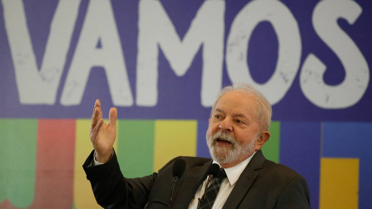 Brazilian presidential candidate for the leftist Workers Party (PT) and former President (2003-2010), Luiz Inacio Lula da Silva, delivers a press conference with the international press, in Sao Paulo, Brazil, on August 22, 2022. (Photo by Miguel SCHINCARIOL / AFP)
