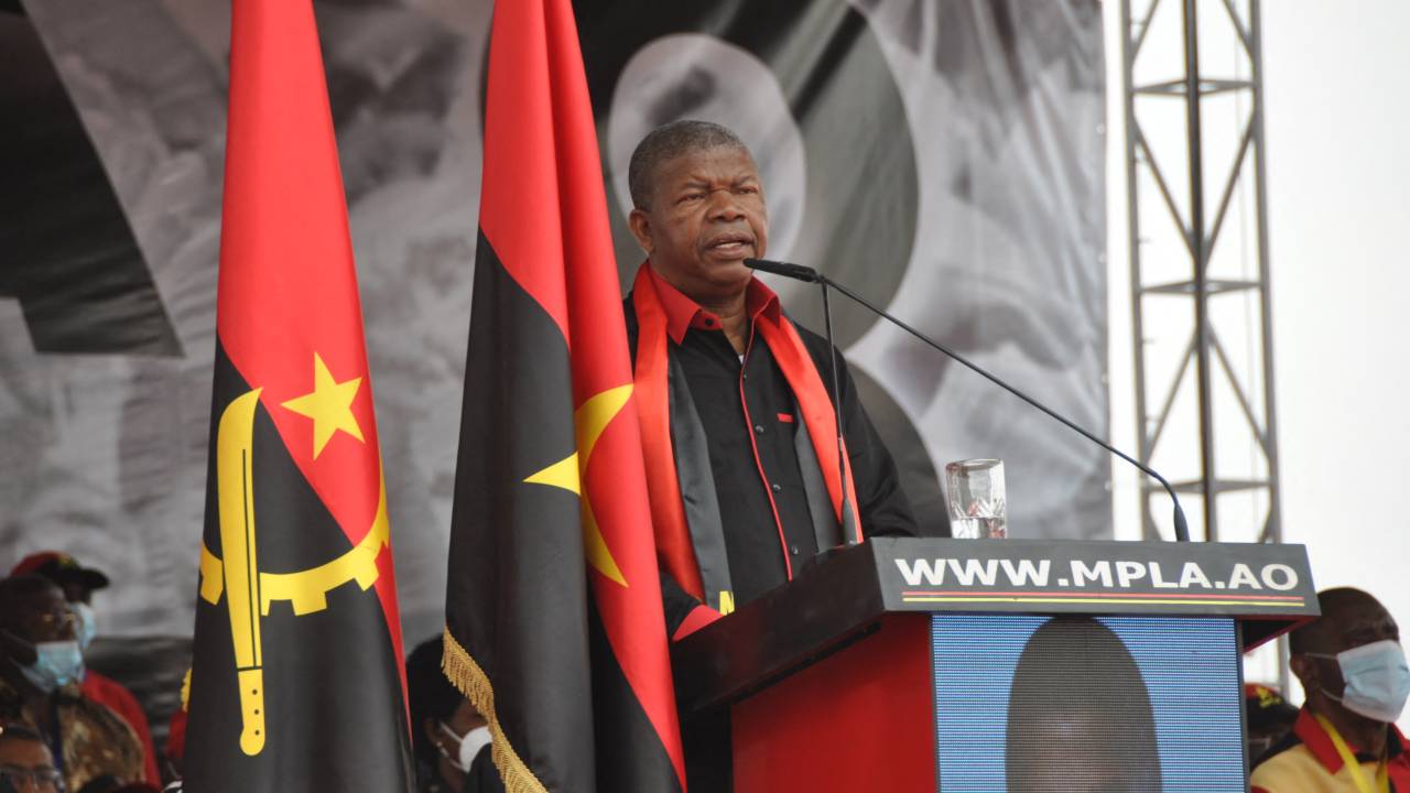 Nesta foto de arquivo tirada em 20 de agosto de 2022 João Lourenço, Presidente de Angola e candidato presidencial do Movimento Popular de Libertação de Angola (MPLA) discursa durante um comício de campanha em Luanda. - O partido MPLA, há muito no poder, em Angola, foi declarado vencedor da disputada eleição em 29 de agosto de 2022, estendendo seu governo de décadas no país rico em petróleo e entregando ao presidente João Lourenço um segundo mandato.