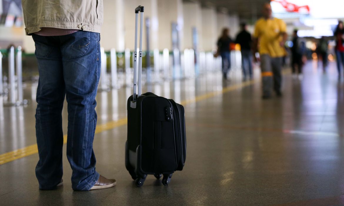 Passageiro espera em aeroporto