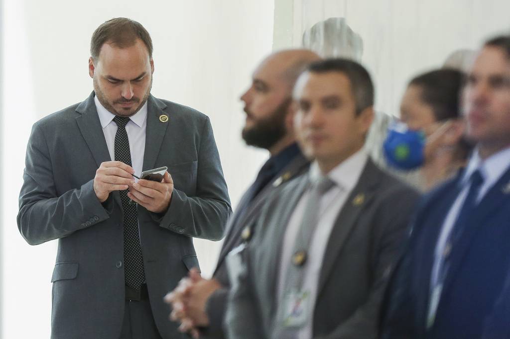 15753015-high.jpeg FAKE NEWS - Carlos Bolsonaro: boatos recorrentes de pedidos de prisão -