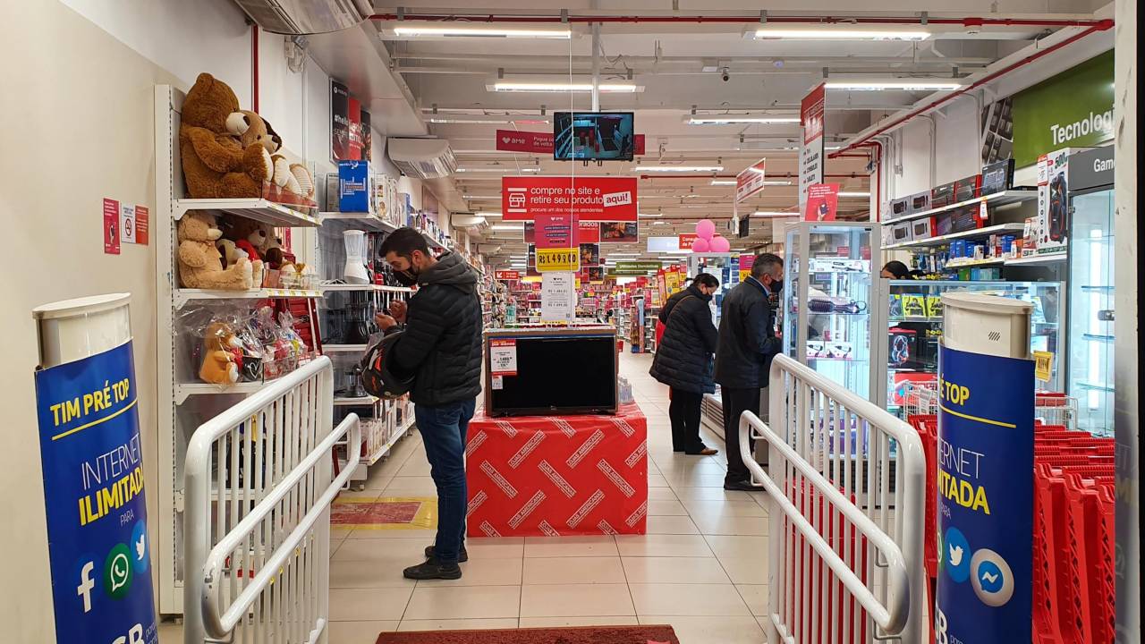 Movimentação nas Lojas Americanas e B2W que unificaram operações e formam a gigante Americanas S.A., na cidade de Curitiba, PR, neste sexta feira, 11. Eduardo Matysiak/Futura Press