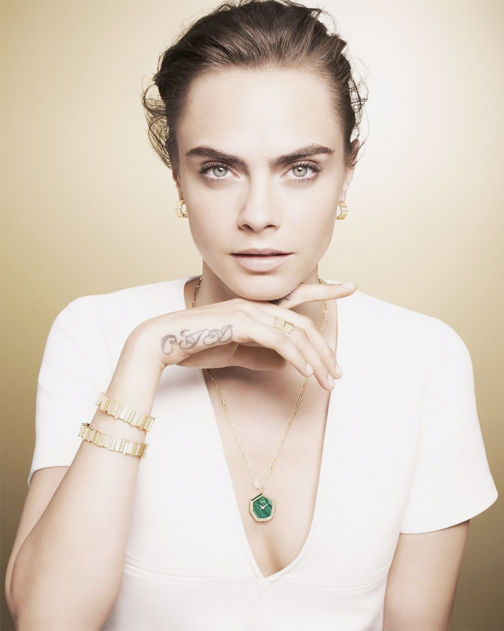 ABRE-CARA-DELEVINGNE-DIOR-COLAR-2022-01.jpg2 DESTAQUE - Colar da Dior enfeita o colo da modelo Cara Delevingne: brilho -
