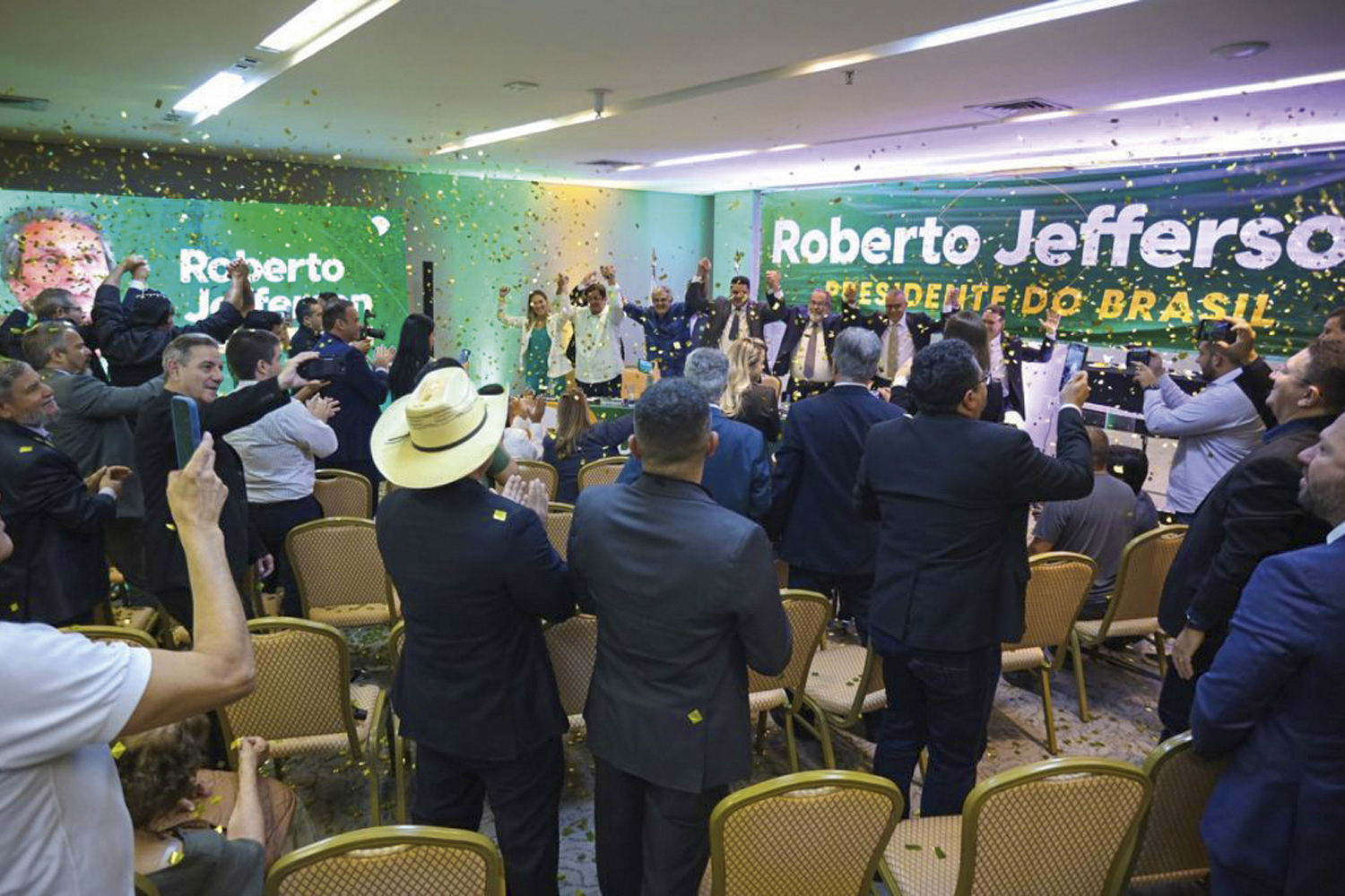 Em meio a denúncias, MP dá sinal verde para fusão de PTB com Patriota