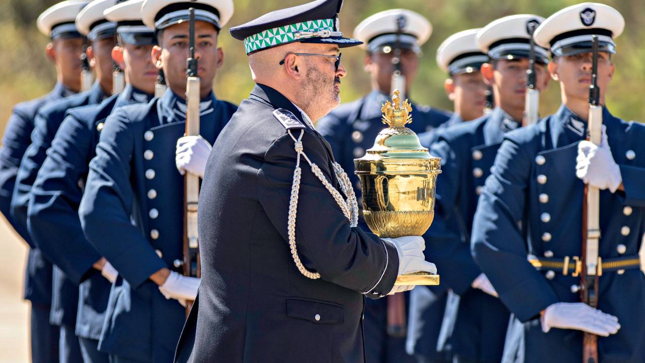 O coração de Dom Pedro I é recebido com honras militares em sua chegada hoje à Base Aérea de Brasília -