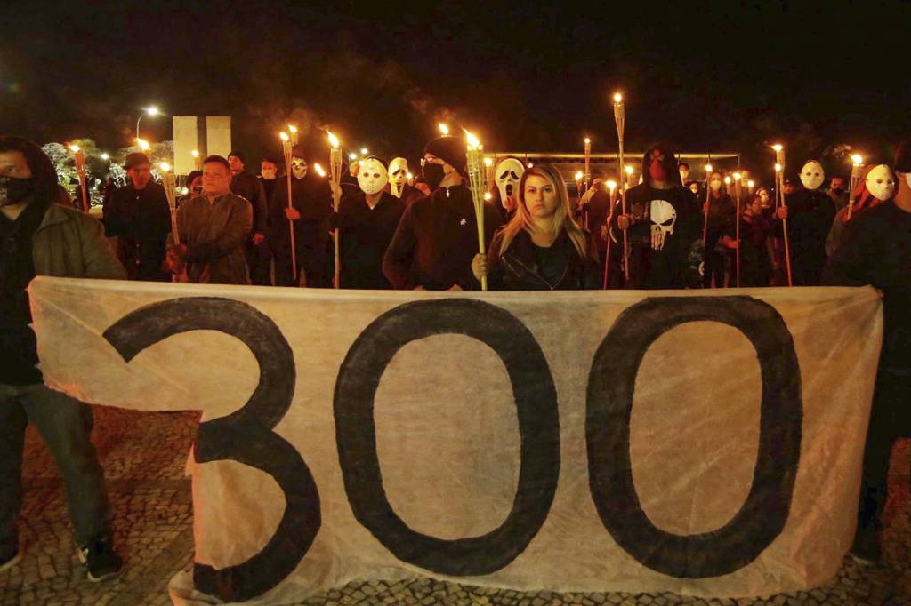 GRUPO-300-BRASIL-PALACIO-PLANALTO-SARA-WINTER-2020-1-(3).jpg ARRUACEIROS - Manifestantes que pediam o fechamento do STF e ameaçavam os ministros: presos -