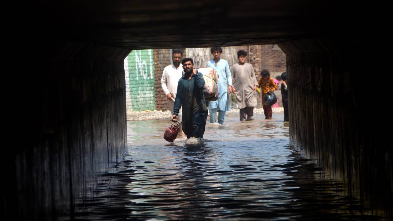 PESHAWAR, PAKISTAN - AUGUST 31: A general view of a flooded area as displaced people are seen trying to survive following the deadly climate catastrophe in Peshawar, Khyber Pakhtunkhwa, Pakistan on August 31, 2022. Flash floods triggered by destructive monsoon rains have killed more than 1,000 people and injured thousands more since June. (Photo by Hussain Ali/Anadolu Agency via Getty Images)