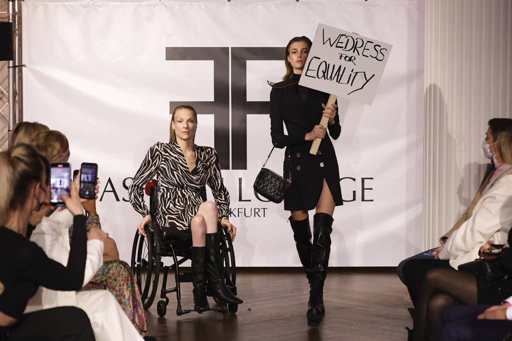 GettyImages-1365595707.jpg PASSARELA - Protesto em Frankfurt, em janeiro: cadeirante no desfile -