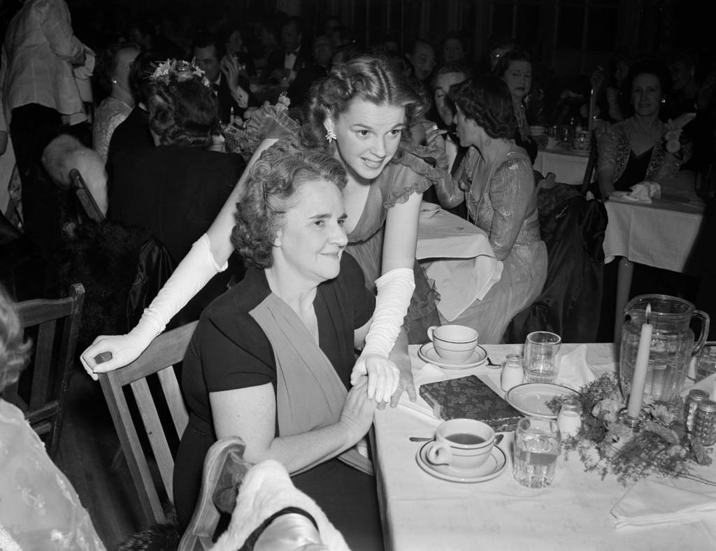 Judy Garland e Ethel Judy Garland posa para foto com a mãe, Ethel Gilmore