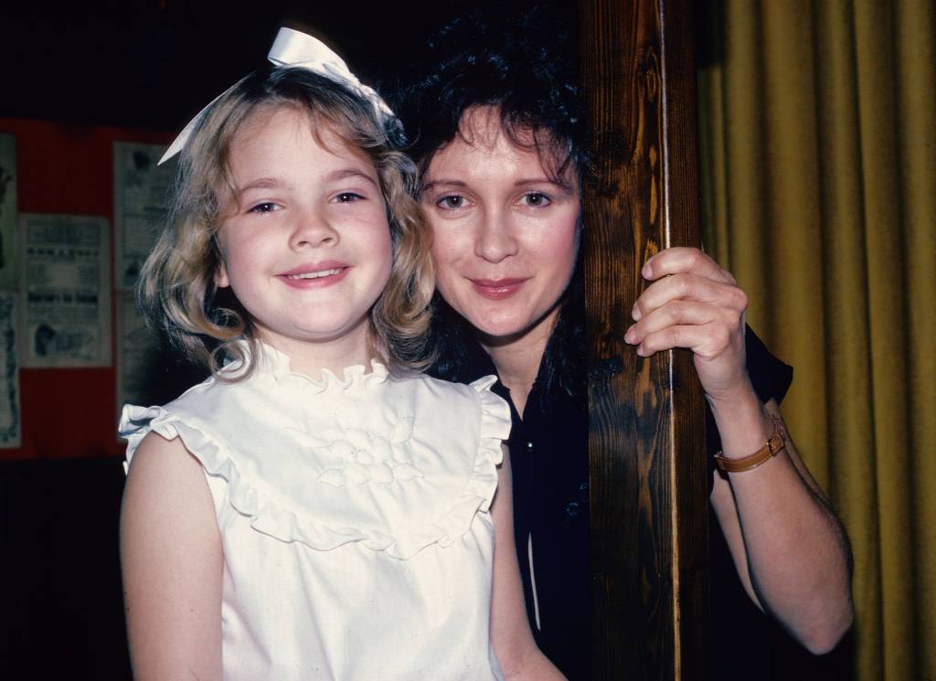 Drew And Jaid Barrymore Drew Barrymore com a mãe, Jaid, em 1982