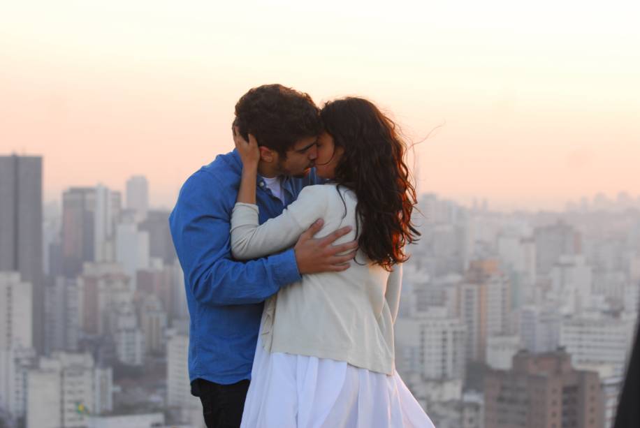 Edgar (Caio Castro) e Marcela (Ísis Valverde), na novela "Ti-Ti-Ti".