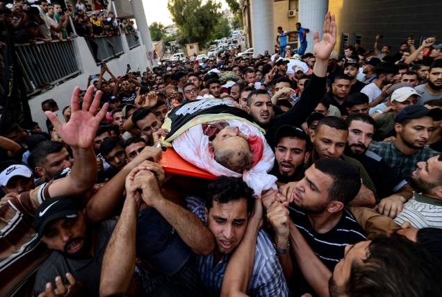 Palestinos carregam o corpo do comandante da Jihad Islâmica Taysir al-Jabari, morto em um ataque aéreo israelense, durante seu funeral na Cidade de Gaza em 05/08/2022. Palestinos carregam o corpo do comandante da Jihad Islâmica Taysir al-Jabari, morto em um ataque aéreo israelense, durante seu funeral na Cidade de Gaza em 05/08/2022.