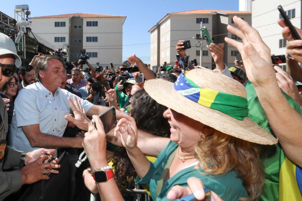 O presidente da República e candidato `a reeleição Jair Bolsonaro, cumprimenta seus eleitores em sua chegada `a Campo Grande-MS, 30/07/2022. O presidente da República e candidato `a reeleição Jair Bolsonaro, cumprimenta seus eleitores em sua chegada `a Campo Grande-MS, 30/07/2022.