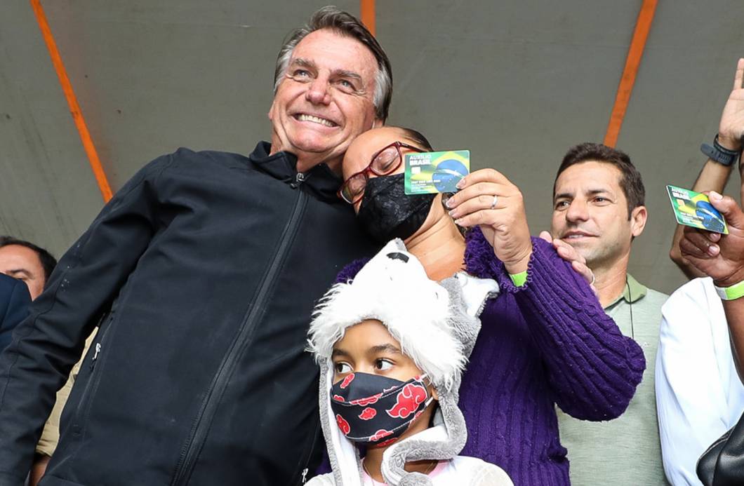 O presidente da República e candidato `a reeleição Jair Bolsonaro, entrega o cartão Auxílio Brasil para famílias de Cruz das Almas-BA, 01/07/2022 O presidente da República e candidato `a reeleição Jair Bolsonaro, entrega o cartão Auxílio Brasil para famílias de Cruz das Almas-BA, 01/07/2022