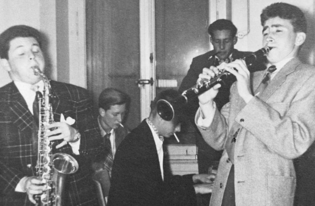 J&ocirc; Soares tocando sax-alto com um conjunto de estudantes do col&eacute;gio Lyc&eacute;e Jacquard, na Sui&ccedil;a, anos 50.