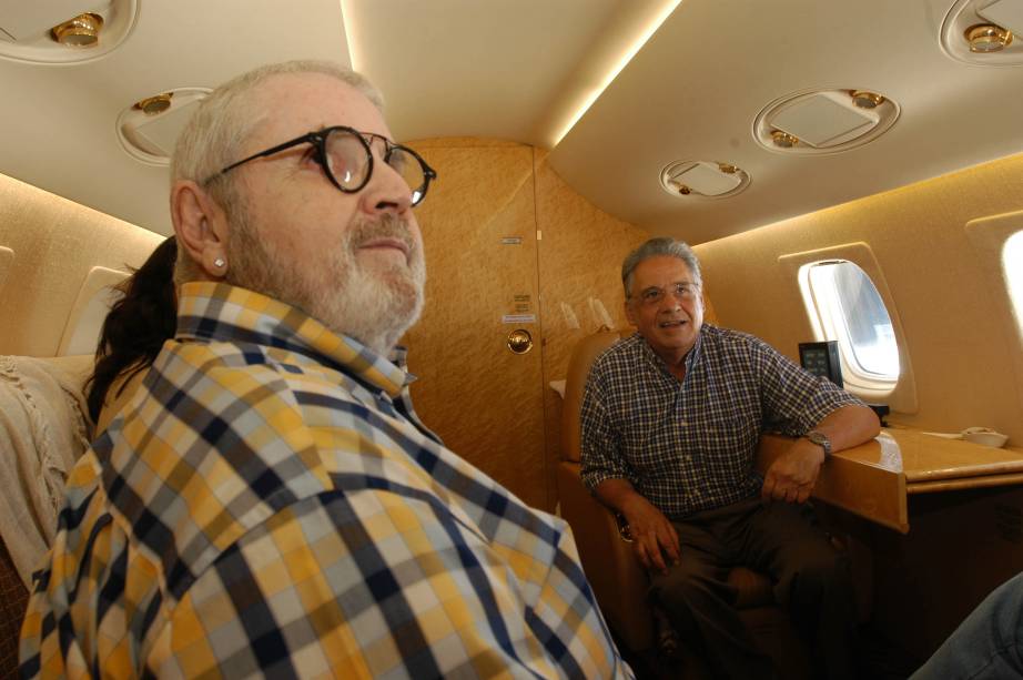 Fernando Henrique Cardoso, acompanhado por Jô Soares, num avião, retornando para São Paulo, após participar do 3º Fórum Empresarial, ocorrido na Ilha de Comandatuba, Bahia. em 2001.