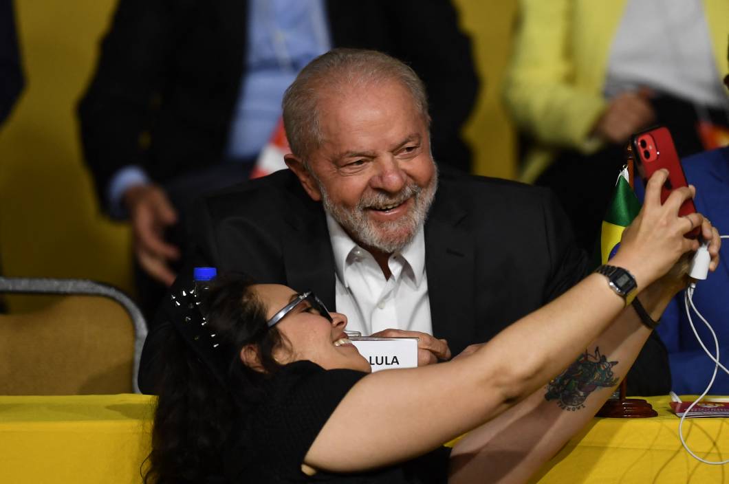 O ex-presidente Luiz Inácio Lula da Silva e candidato `a presidência da República pelo PT, com sua eleitora, durante a convenção do Partido Socialista, em Brasília, 29/07/2022. O ex-presidente Luiz Inácio Lula da Silva e candidato `a presidência da República pelo PT, com sua eleitora, durante a convenção do Partido Socialista, em Brasília, 29/07/2022.