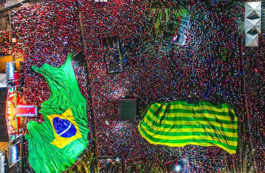 O ex-presidente Luiz Inácio Lula da Silva e candidato `a presidência da República pelo PT,  com seu aliados políticos, Wellington Dias e Rafael Fonteles participam do ato "Vamos Juntos pelo Brasil e pelo Piauí", em Teresina. 03/08/2022.