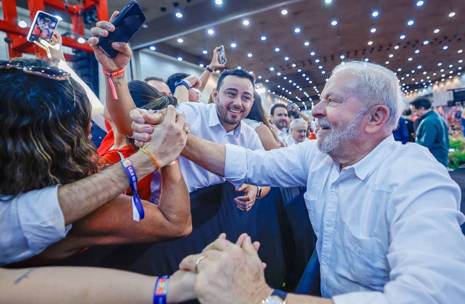 O ex-presidente Luiz Inácio Lula da Silva e candidato `a presidência da República pelo PT,  com seus eleitores, participa do ato público "Vamos Juntos Pelo Brasil e Pelo Ceará", no Centro de Eventos em Fortaleza. 30/07/2022.