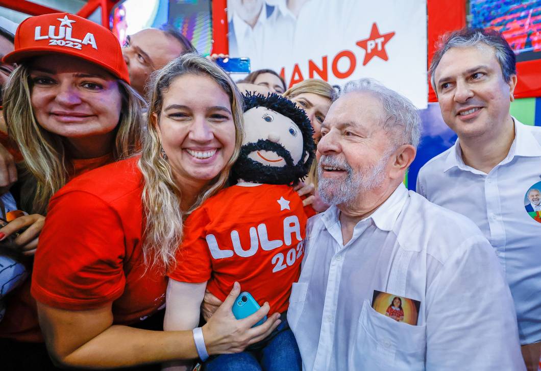 O ex-presidente Luiz Inácio Lula da Silva e candidato `a presidência da República pelo PT, com seus eleitores, participa do ato público "Vamos Juntos Pelo Brasil e Pelo Ceará", no Centro de Eventos em Fortaleza. 30/07/2022. O ex-presidente Luiz Inácio Lula da Silva e candidato `a presidência da República pelo PT, com seus eleitores, participa do ato público "Vamos Juntos Pelo Brasil e Pelo Ceará", no Centro de Eventos em Fortaleza. 30/07/2022.