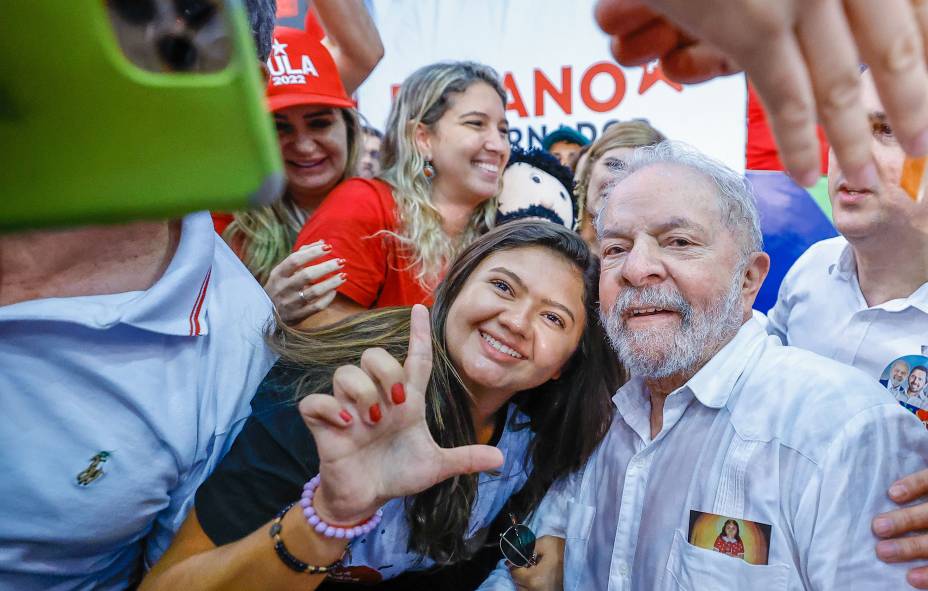 O ex-presidente Luiz Inácio Lula da Silva e candidato `a presidência da República pelo PT,  com seus eleitores, participa do ato público "Vamos Juntos Pelo Brasil e Pelo Ceará", no Centro de Eventos em Fortaleza. 30/07/2022.