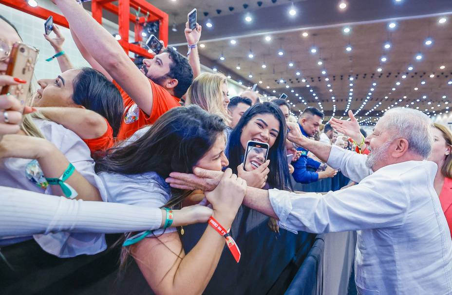 O ex-presidente Luiz Inácio Lula da Silva e candidato `a presidência da República pelo PT,  com seus eleitores, participa do ato público "Vamos Juntos Pelo Brasil e Pelo Ceará", no Centro de Eventos em Fortaleza. 30/07/2022.