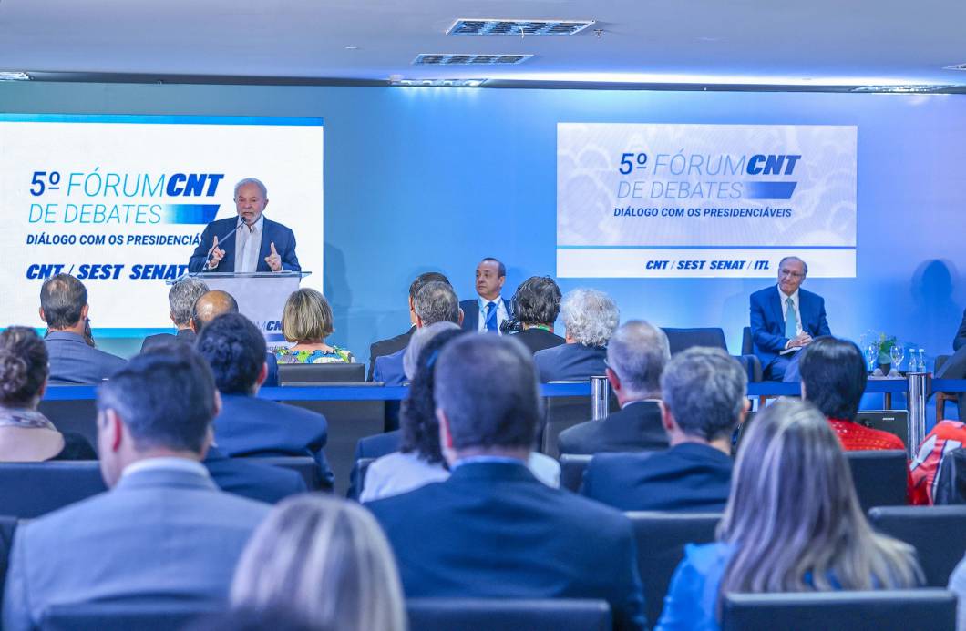 O ex-presidente Luiz Inácio Lula da Silva e candidato `a presidência da República pelo PT, participa do Fórum de Debates na Confederação Nacional dos Transportes, em Brasília, com Geraldo Alckmin. 28/07/2022 O ex-presidente Luiz Inácio Lula da Silva e candidato `a presidência da República pelo PT, participa do Fórum de Debates na Confederação Nacional dos Transportes, em Brasília, com Geraldo Alckmin. 28/07/2022