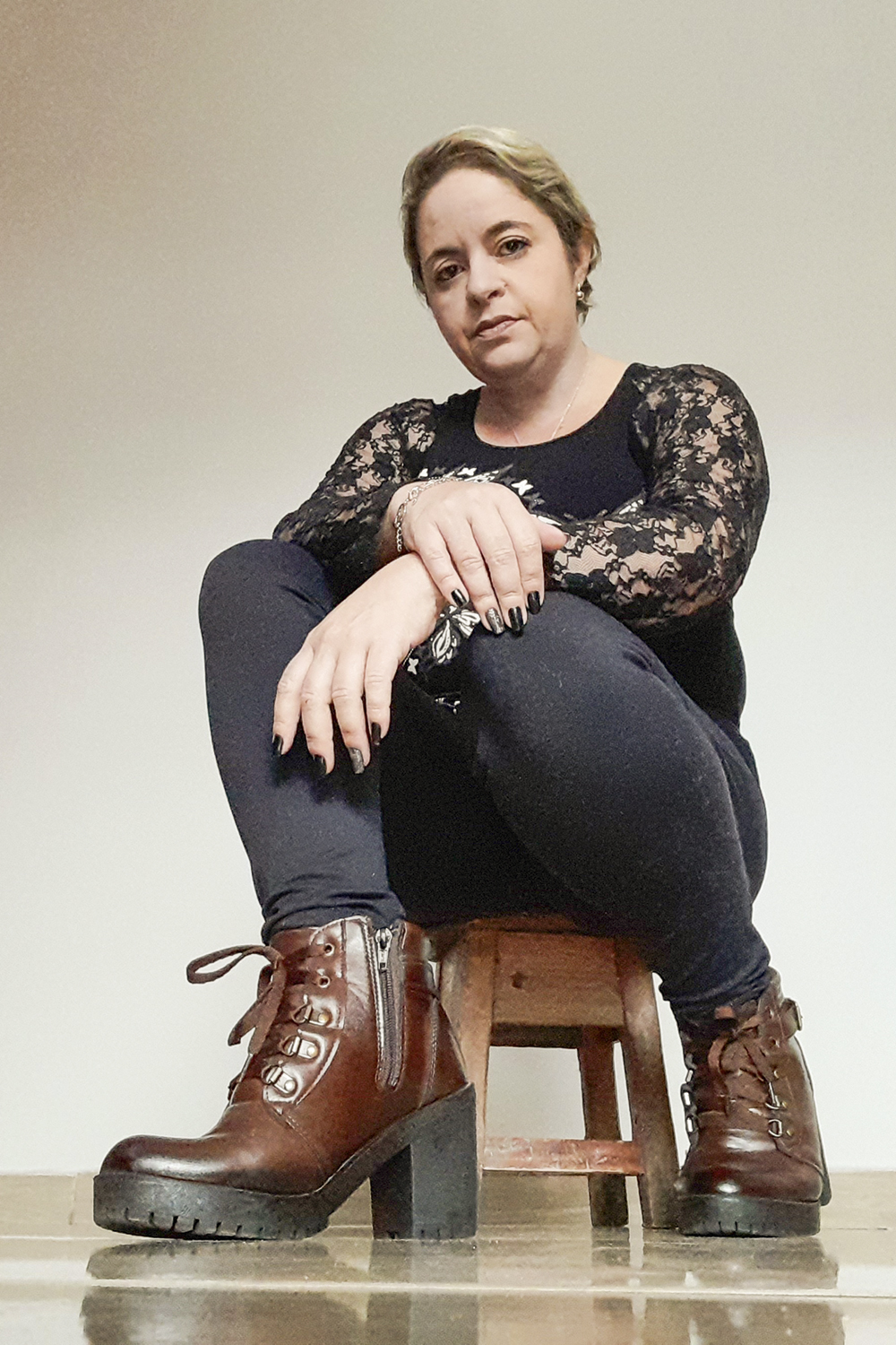 LUTO-SIMONE-CARVALHO-PERSONAGEM-2022-01.jpg “AINDA SINTO O VAZIO” - Simone Carvalho, 42 anos, estava na UTI com Covid-19 quando perdeu o pai, vítima da mesma doença. “Foi em março de 2021 e até hoje choro todos os dias. Esse tipo de dor é sufocante e bloqueia a vida”, diz ela, que demorou para iniciar o tratamento. “Tem me ajudado muito.” -