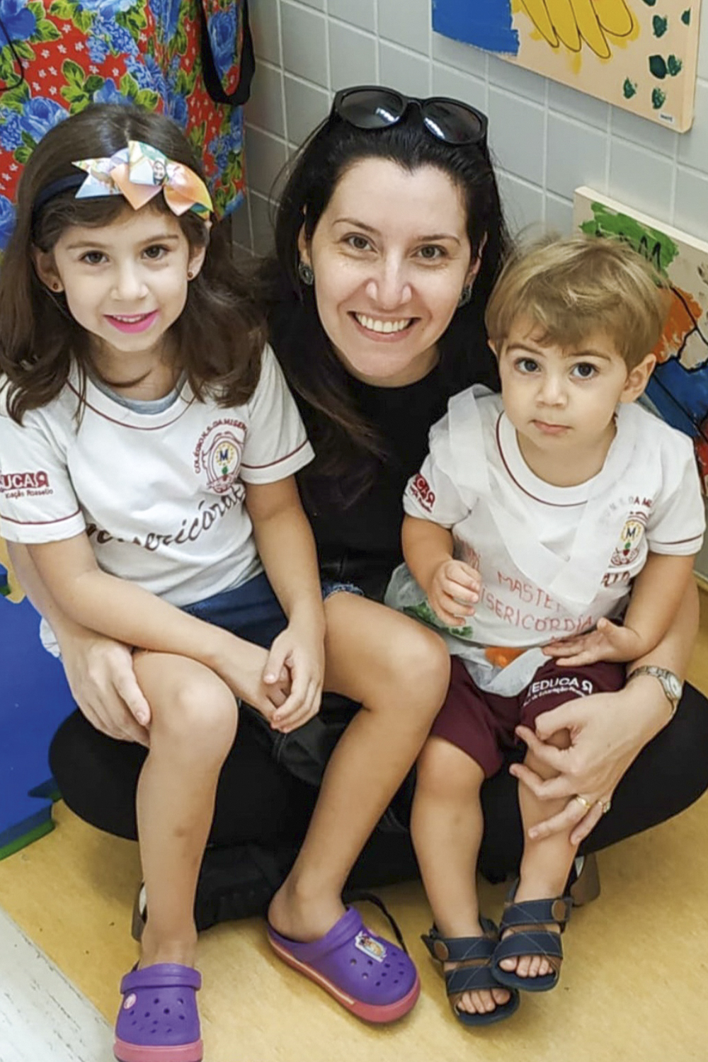 MONIQUE-LIMA-MANUELA-VICENTE-ARQUIVO-PESSOAL-2022-01.jpg VIVENDO E APRENDENDO - Em sua segunda jornada na maternidade, Monique Lima, 39 anos, reconhece que aprendeu lições com a primogênita, Manuela, 8, que agora aplica em Vicente, 4. “Deixei a superproteção de lado e os incentivo a se virarem”, diz ela -