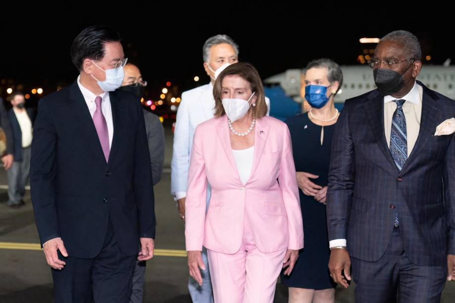 A presidente da Câmara dos Deputados dos EUA, Nancy Pelosi, chega com sua delegação ao aeroporto de Sungshan, em Taipei. 02/08/2022.