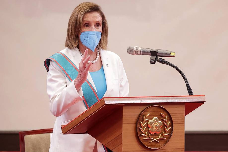 A presidente da Câmara dos EUA, Nancy Pelosi, falando no Gabinete Presidencial em Taipei. 03/08/2022