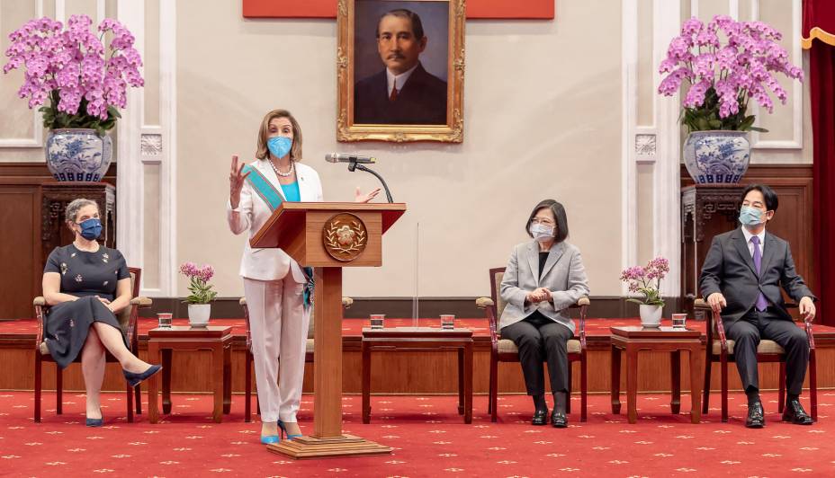 A presidente da Câmara dos EUA, Nancy Pelosi (2ª esquerda), falando, como a presidente de Taiwan Tsai Ing-wen (2ª direita), vice-presidente William Lai (direita) e diretor do American Institute em Taiwan (AIT) Sandra Oudkirk escuta, no Gabinete Presidencial em Taipei. 03/08/2022.