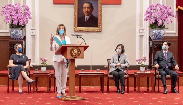 A presidente da Câmara dos EUA, Nancy Pelosi (2ª esquerda), falando, como a presidente de Taiwan Tsai Ing-wen (2ª direita), vice-presidente William Lai (direita) e diretor do American Institute em Taiwan (AIT) Sandra Oudkirk escuta, no Gabinete Presidencial em Taipei. 03/08/2022. A presidente da Câmara dos EUA, Nancy Pelosi (2ª esquerda), falando, como a presidente de Taiwan Tsai Ing-wen (2ª direita), vice-presidente William Lai (direita) e diretor do American Institute em Taiwan (AIT) Sandra Oudkirk escuta, no Gabinete Presidencial em Taipei. 03/08/2022.