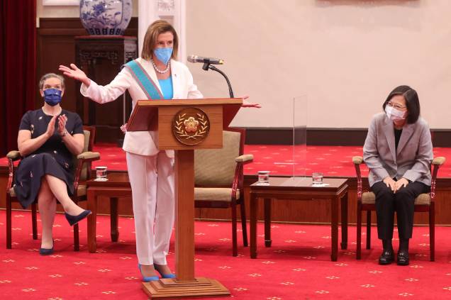 A presidente da Câmara dos EUA, Nancy Pelosi, discursa, enquanto a presidente de Taiwan Tsai Ing-wen e a diretora do Instituto Americano em Taiwan, Sandra Oudkirk ouvem, no Gabinete Presidencial em Taipei. 03/08/2022. A presidente da Câmara dos EUA, Nancy Pelosi, discursa, enquanto a presidente de Taiwan Tsai Ing-wen e a diretora do Instituto Americano em Taiwan, Sandra Oudkirk ouvem, no Gabinete Presidencial em Taipei. 03/08/2022.