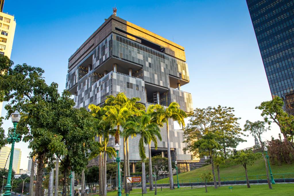 PT luta com aliados de Lula pelo domínio da Petrobras