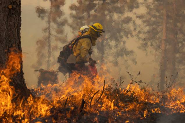 Bombeiro no combate `a incêndio, próximo de Mariposa, Califórnia, em 24/07/2022. Bombeiro no combate `a incêndio, próximo de Mariposa, Califórnia, em 24/07/2022.