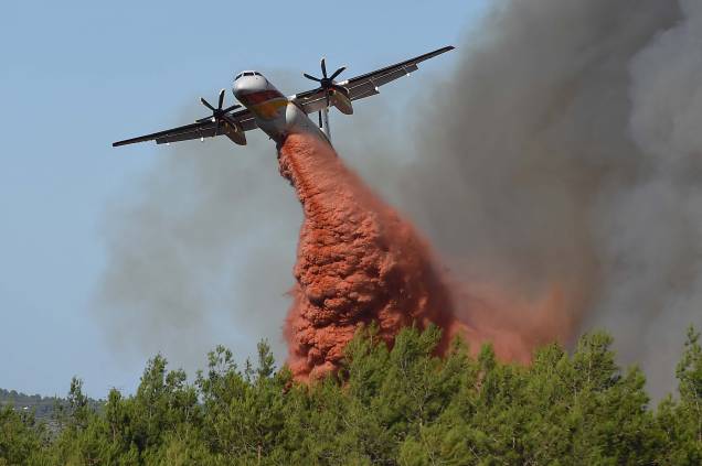 Uma aeronave de combate a incêndios Bombardier Dash 8-Q400MR da Segurança Civil lança um retardante de fogo sobre um incêndio florestal na região de Gignac, no sul da França, em 26/07/2022. Uma aeronave de combate a incêndios Bombardier Dash 8-Q400MR da Segurança Civil lança um retardante de fogo sobre um incêndio florestal na região de Gignac, no sul da França, em 26/07/2022.