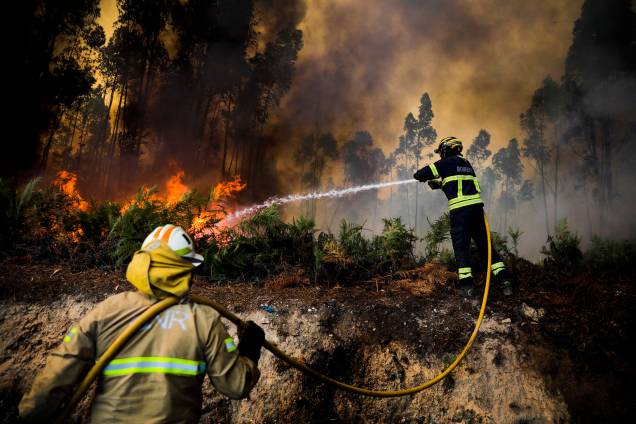 Bombeiros combatem um incêncio florestal na Aldeia Nova, Ourém, Portugal, 01/08/2022. Bombeiros combatem um incêncio florestal na Aldeia Nova, Ourém, Portugal, 01/08/2022.