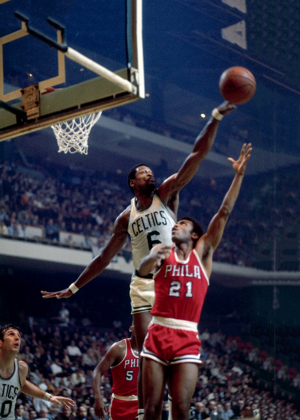 RUSSELL-BOSTON CELTICS.jpg ÍDOLO - Russell, que jogava pelo Boston Celtics: uma das primeiras grandes estrelas da NBA -