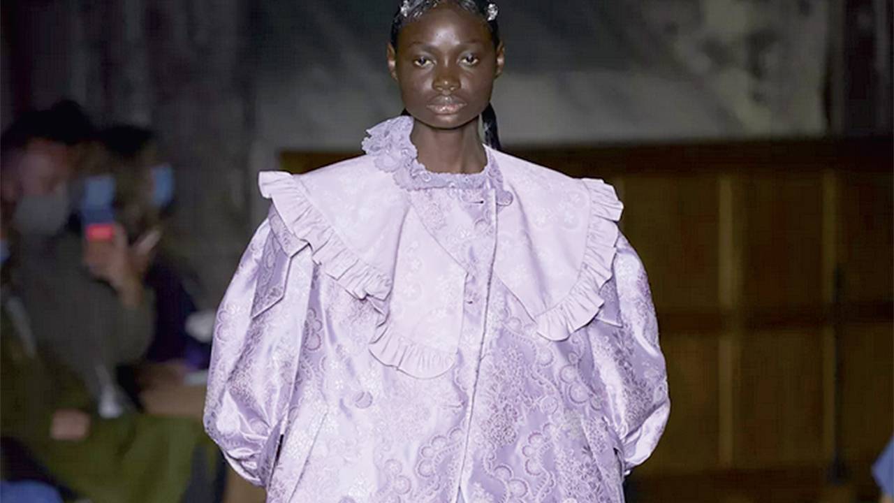 SÓ FALTA A DANÇA - Look de Simone Rocha: sapatilhas, saias sobrepostas e presilhas no cabelo -
