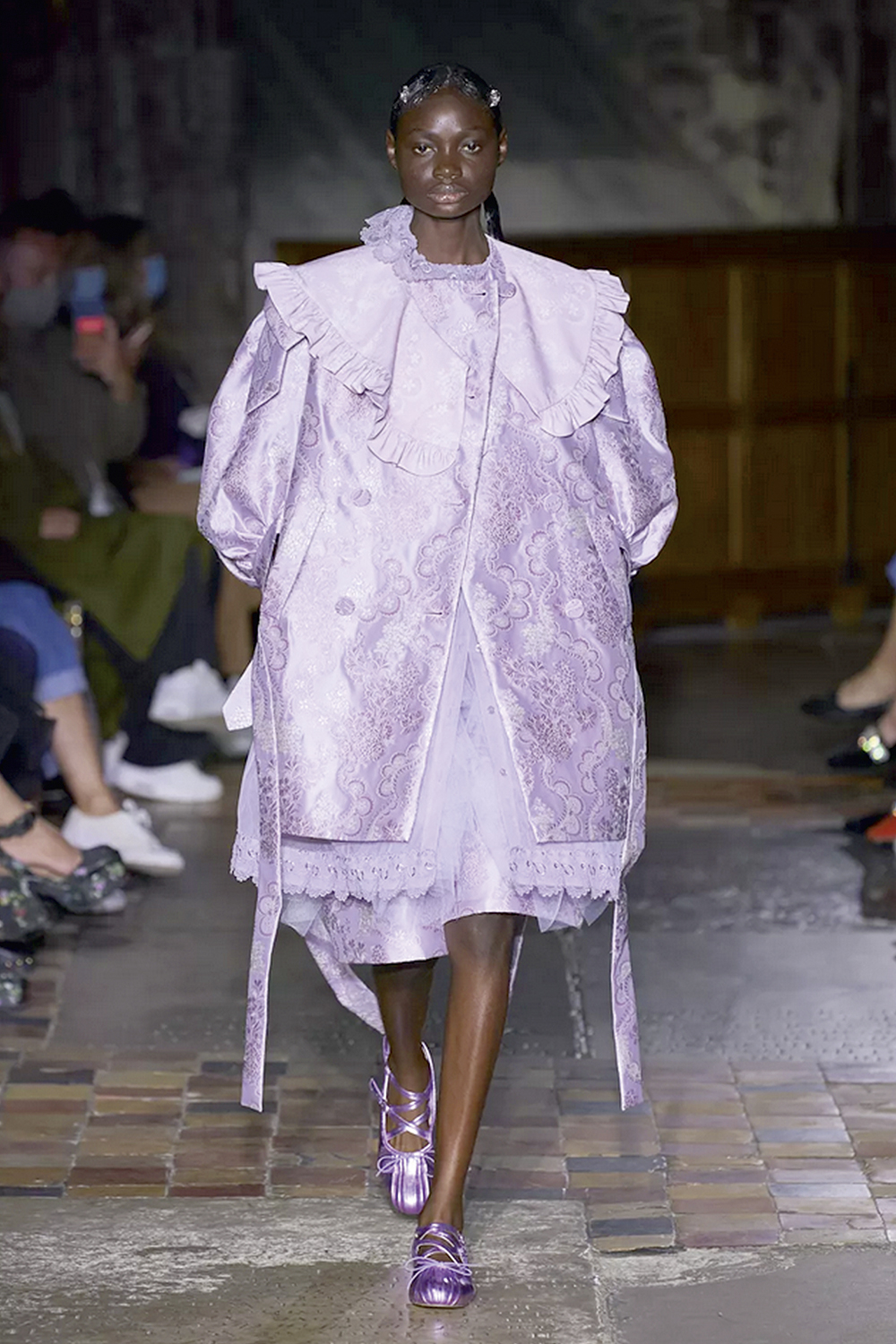 SIMONE-ROCHA-PRIMAVERA-VERAO-2022-01.png2 SÓ FALTA A DANÇA - Look de Simone Rocha: sapatilhas, saias sobrepostas e presilhas no cabelo -
