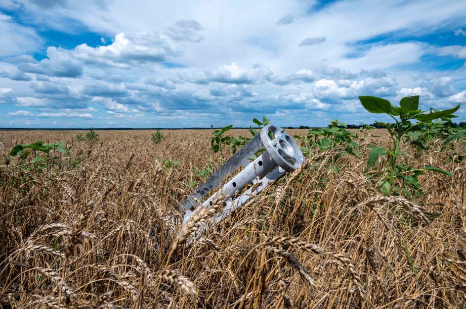 Um fragmento de um foguete no solo em um campo de trigo na região ucraniana de Kharkiv em 19/07/2022, em meio à invasão russa da Ucrânia.