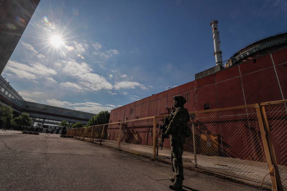 Militar russo de guarda em frente à primeira unidade de energia da Usina Nuclear de Zaporizhzhia em Enerhodar, sudeste da Ucrânia, 01/07/2022.